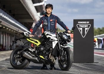 Ai Ogura arrebatou Triumph Triple Trophy e leva para casa moto especial
