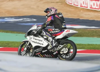 Aleix Espargaró recebeu a sua moto de 125cc e ficou surpreendido… por vários motivos: ‘Não consigo imaginar melhor forma de terminar’