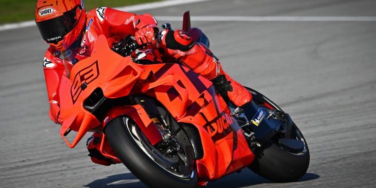 Carlos Checa vê ‘combinação vencedora’ entre Ducati e Marc Márquez: ‘Ele não pode ser só vencedor, mas também dominador’