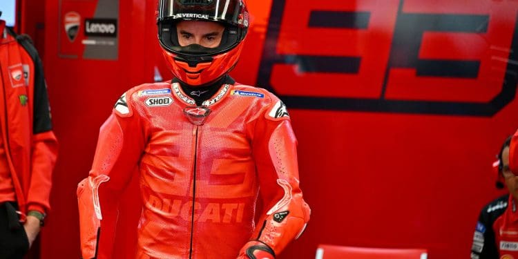 Carlos Checa avisa concorrência sobre «Deus» Márquez: ‘Tem o trampolim para o Olimpo; É um leão que não come há dois meses e vão soltá-lo’