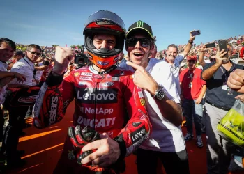 Pecco Bagnaia lembra como Valentino Rossi elevou os desportistas italianos, e como se ‘está a voltar a esses níveis’