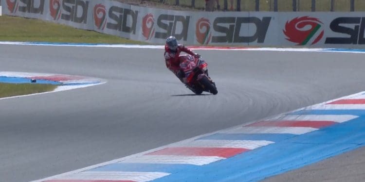 Vídeo: Enea Bastianini brilha com save incrível em Assen