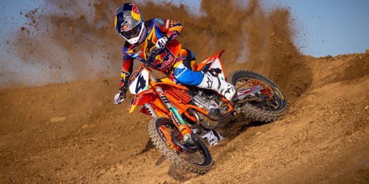 KTM 450 SX-F e 250 SX-F Factory Editions para 2025: Inspiradas pela competição e prontas a vencer