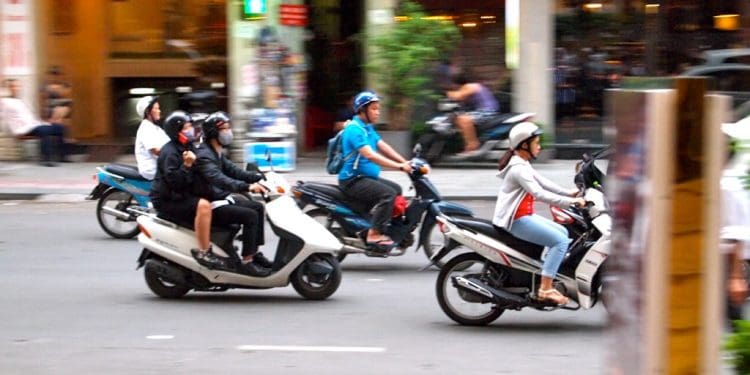 Reino Unido deixa motociclos de fora do fim dos veículos a combustão em 2030