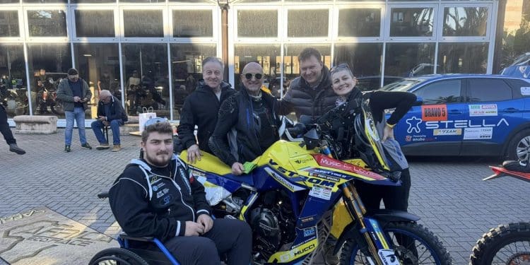 Suzuki V-Storm 800DE aventura-se na Africa Eco Race