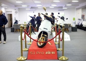 A scooter elétrica com ouro real de 24 quilates