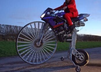 A imaginação não tem limites: Yamaha YZF-R6 cruza-se com penny-farthing