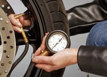 Manutenção de motos: A importância de verificar a pressão dos pneus