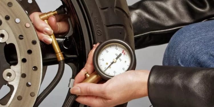 Manutenção de motos: A importância de verificar a pressão dos pneus