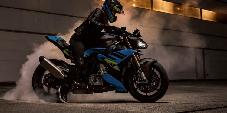 Vídeo: BMW S 1000 R, conheça esta máquina que une desempenho, inovação e versatilidade