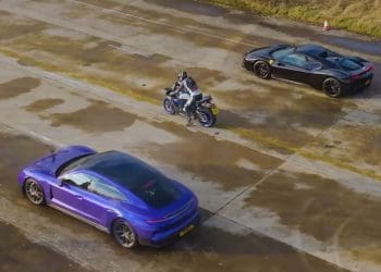 Duelo de potências entre quatro e duas rodas: Porsche Taycan Turbo GT vs Ferrari SF90 vs Yamaha R1M