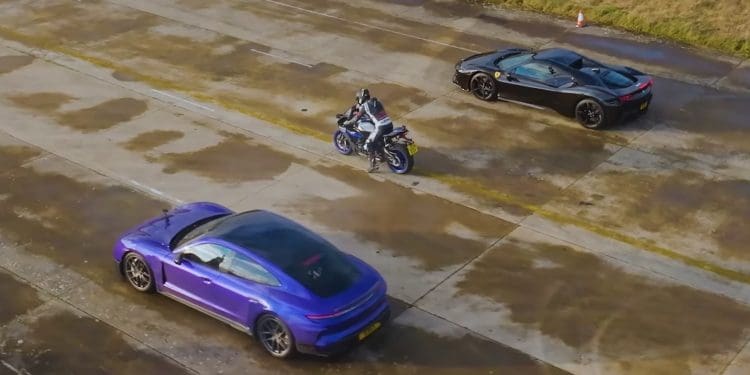 Duelo de potências entre quatro e duas rodas: Porsche Taycan Turbo GT vs Ferrari SF90 vs Yamaha R1M