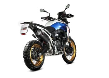 BMW F 900 GS apetrechada com silenciadores MIVV
