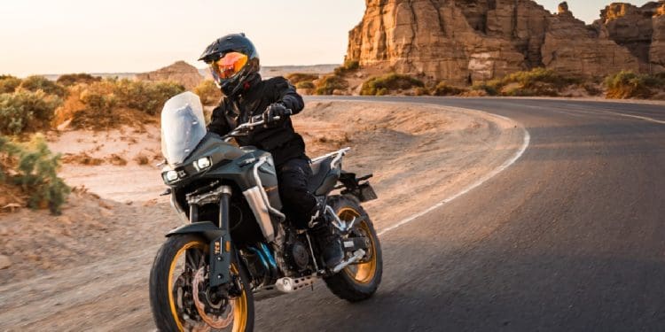 Experimente a 800X PRO da KOVE, em Open Day na Officina Moto