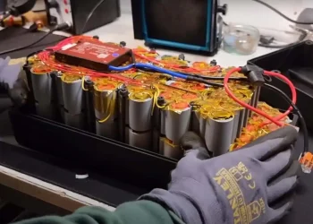 Lixo para uns, tesouro para outros testarem a genialidade: Vapes usados «alimentam» eBike