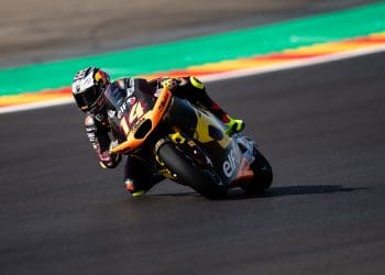 Tony Arbolino na frente do treino livre do Moto2 em Misano; líder do campeonato sofreu forte queda e tem GP em risco