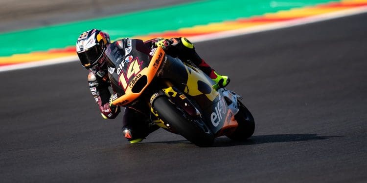 Tony Arbolino na frente do treino livre do Moto2 em Misano; líder do campeonato sofreu forte queda e tem GP em risco