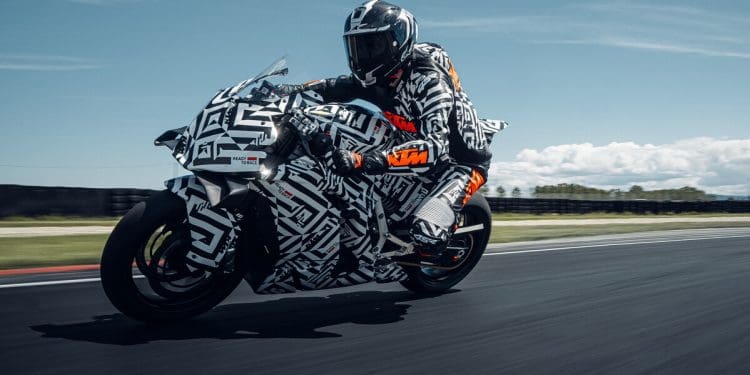 KTM 990 RC R – modelo superdesportivo a caminho da via pública – mais desempenho e adrenalina