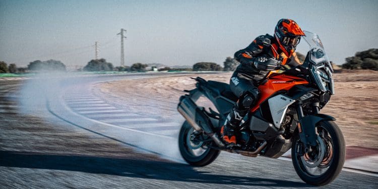 KTM lança nova 1390 Super Adventure S Evo para 2025, a mais avançada de sempre