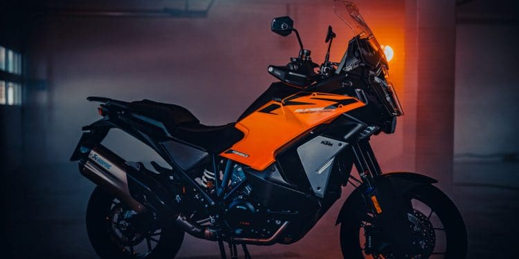 KTM lança nova 1390 Super Adventure S Evo para 2025, a mais avançada de sempre