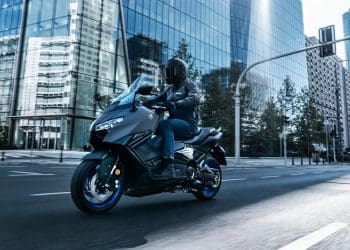 Yamaha TMAX 2025: Nova geração da maxi-scooter de referência (com vídeo)
