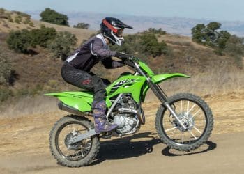 Kawasaki KLX230R 2025: Uma revolução nas motos de todo-o-terreno