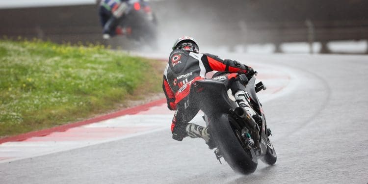 Alex Lowes liderou dia chuvoso de testes do WSBK em Portimão