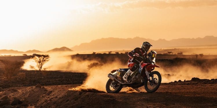 Tosha Schareina dita o ritmo na etapa 4 do Dakar perto do fim; Rui Gonçalves em destaque