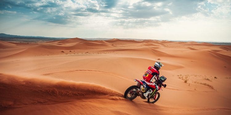 Tosha Schareina sofreu queda na etapa 9: ‘Perdi bastante tempo, mas faz parte do jogo’