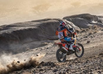 Daniel Sanders continua como líder na etapa 2, com 617 km percorridos: Faltam mais de 300 até ao final