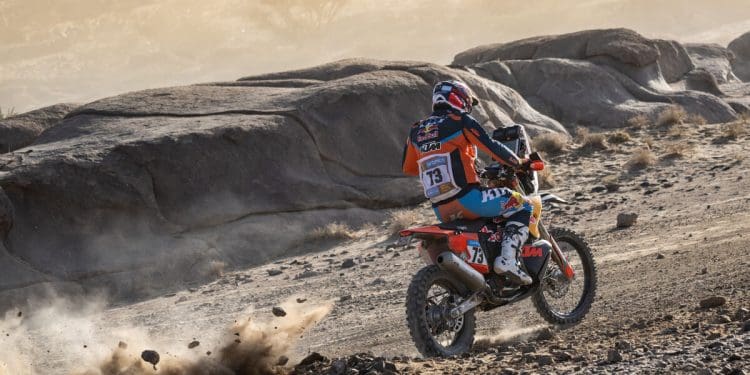 Daniel Sanders continua como líder na etapa 2, com 617 km percorridos: Faltam mais de 300 até ao final