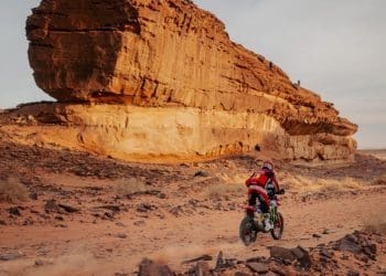 Pilotos a chegar a cruzar a linha da meta na etapa 6 do Dakar: Ricky Brabec é provisoriamente vencedor, mas faltam (muitos) pilotos ainda