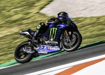 Lewis Hamilton ‘só quatro segundos mais lento do que pilotos do MotoGP’ numa superbike