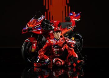 Marc Márquez como nunca o viu, vestido ‘à Ducati’: Veja o piloto com as cores oficiais para o ataque a 2025