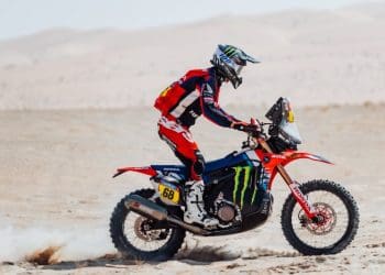 Tosha Schareina na liderança da Etapa 11 do Dakar a 40km do final
