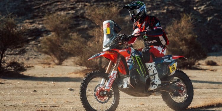 Tosha Schareina ‘muito feliz’ por terminar o Dakar, deu os parabéns a Daniel Sanders: ‘Conseguiu controlar a corrida desde o primeiro dia’