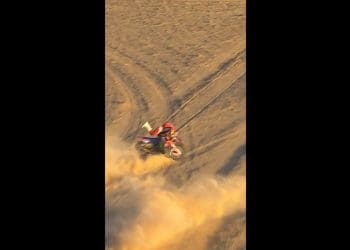 Vídeo: A queda forte de Tosha Schareina na etapa 9 do Dakar