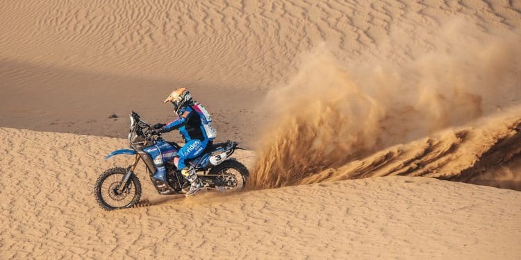 Alessandro Botturi «dispara» na frente da Africa Eco Race