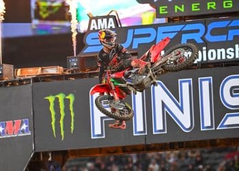 Jett Lawrence conquista primeira vitória do ano no AMA 450SX; Ken Roczen assumiu liderança no campeonato