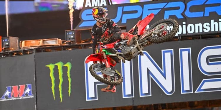 Jett Lawrence conquista primeira vitória do ano no AMA 450SX; Ken Roczen assumiu liderança no campeonato