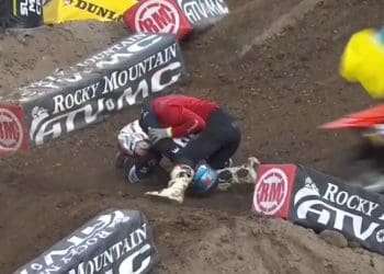 Vídeo: Inacreditável! Branden Spangle e Wyatt Mattson trocam agressões durante qualificação do grupo B no AMA 250 SX