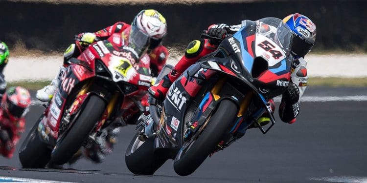 Kenan Sofuoglu quer ‘pacote de fábrica’ para Razgatlioglu no MotoGP e não seguir «exemplo» de Márquez: ‘Não interessa uma operação dessas’