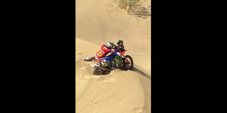 Vídeo: Tosha Schareina vs Areia – Veja como o piloto «venceu» o terreno no Dakar após ficar preso