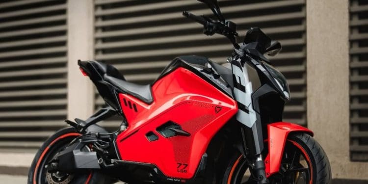 Nova Ultraviolette F77 SuperSteet, desempenho que eletrifica as estradas