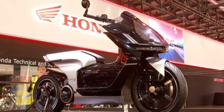 Honda trabalha nas baterias para motos elétricas: ‘Quanto mais trabalhas na tecnologia…’