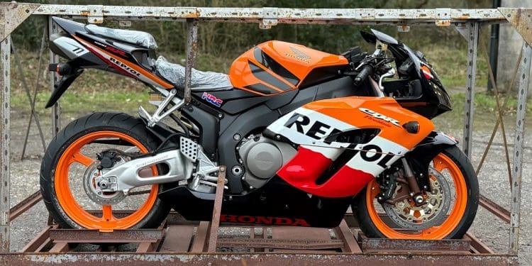 Imperdível Honda CBR1000RR Fireblade com 20 anos como nova à venda