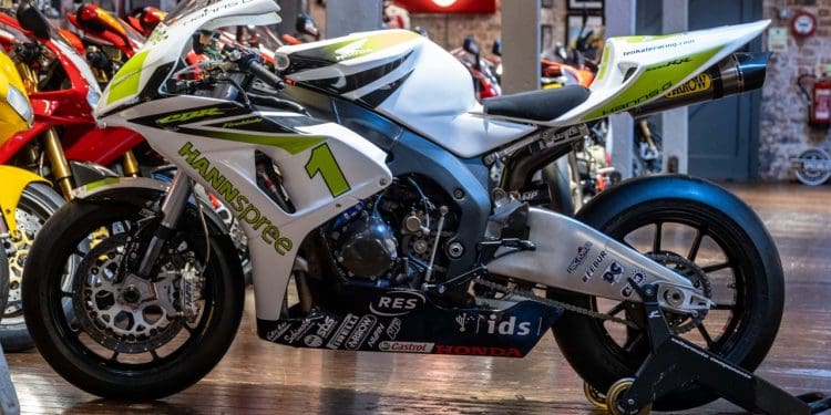 Honda CBR1000RR Fireblade, campeã mundial de SBK à venda por 150 mil libras (cerca de 174 mil euros)