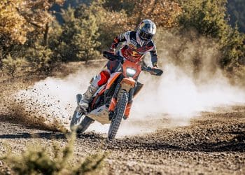 Sinta a adrenalina e aventure-se com a nova KTM 390 Enduro R 2025! Veja-a aqui em ação