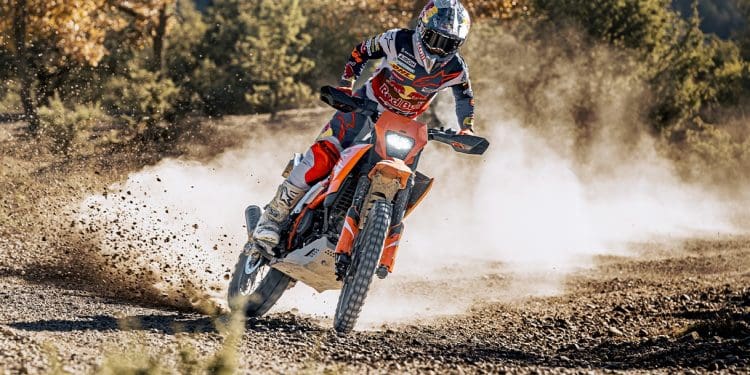 Sinta a adrenalina e aventure-se com a nova KTM 390 Enduro R 2025! Veja-a aqui em ação