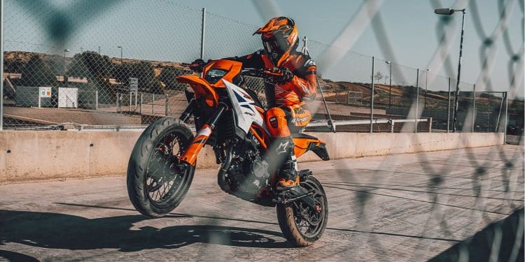 Vídeo: KTM 390 SMC R – Rebeldia em estado puro